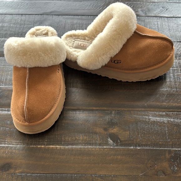 UGG Tan Shearling Slippers - Picture 1 of 3